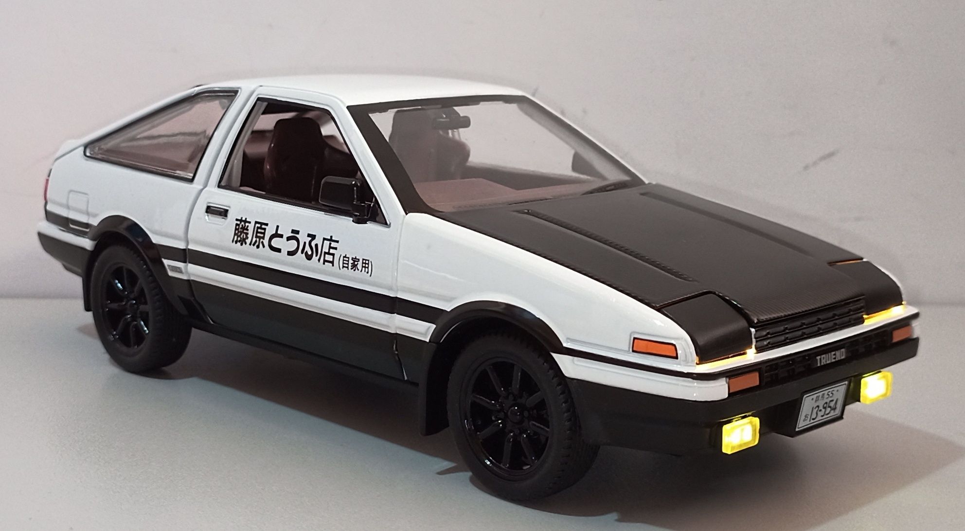 TOYOTA TRUENO AE86 модель 1:24 Miniauto. Металл, звук, свет.