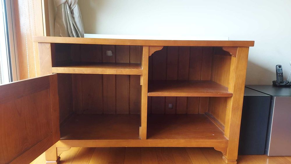 Móvel Televisão (TV) em madeira maciça