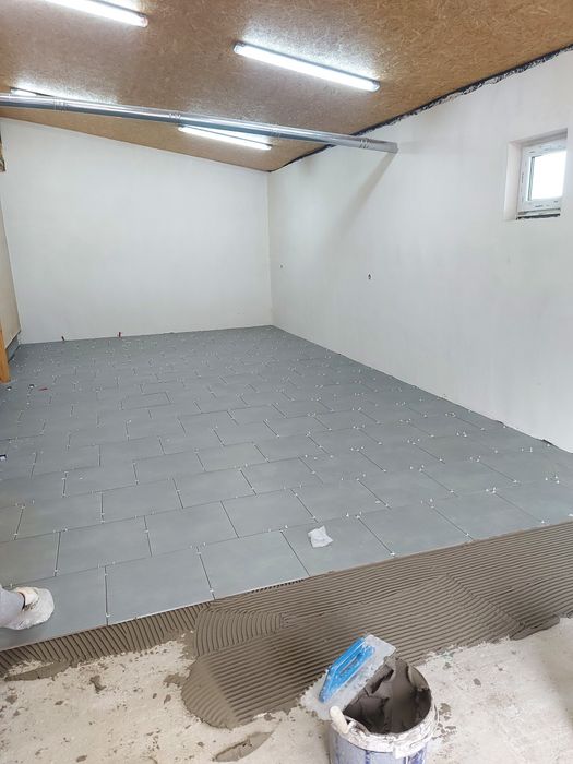 Wykończenia wnętrz, natryskowe szpachlowanie i malowanie