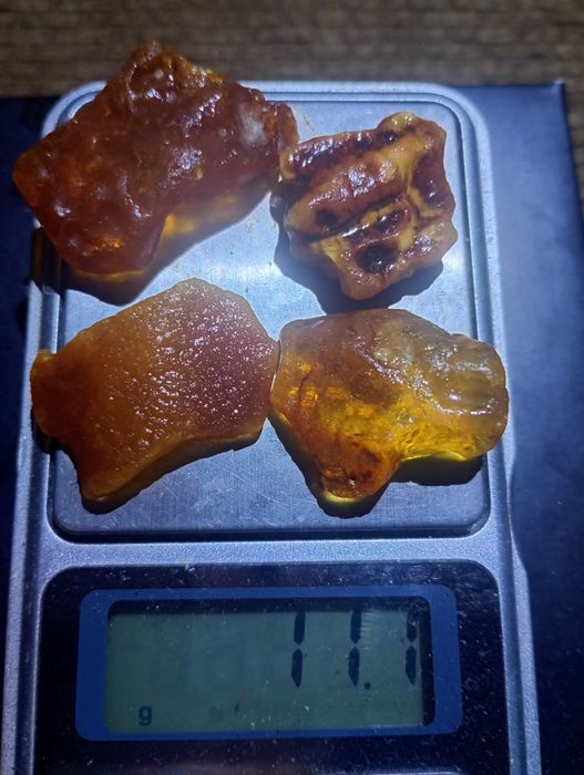Bursztyn baltycki surowy 4szt