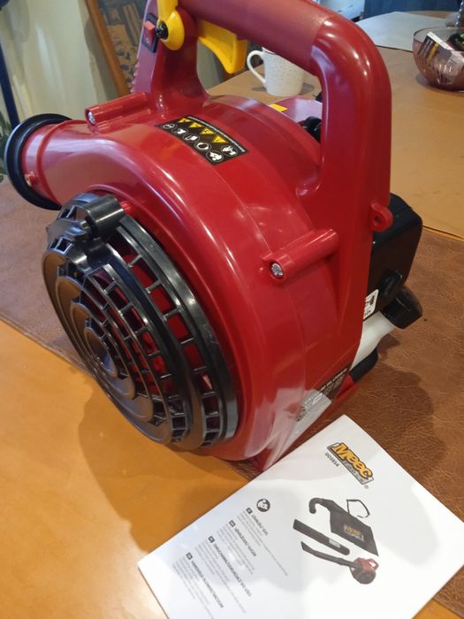 Odkurzacz spalinowy do liści z rozdrabniarka.