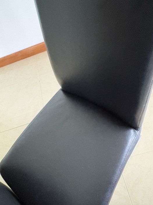 6 cadeiras em pele preta