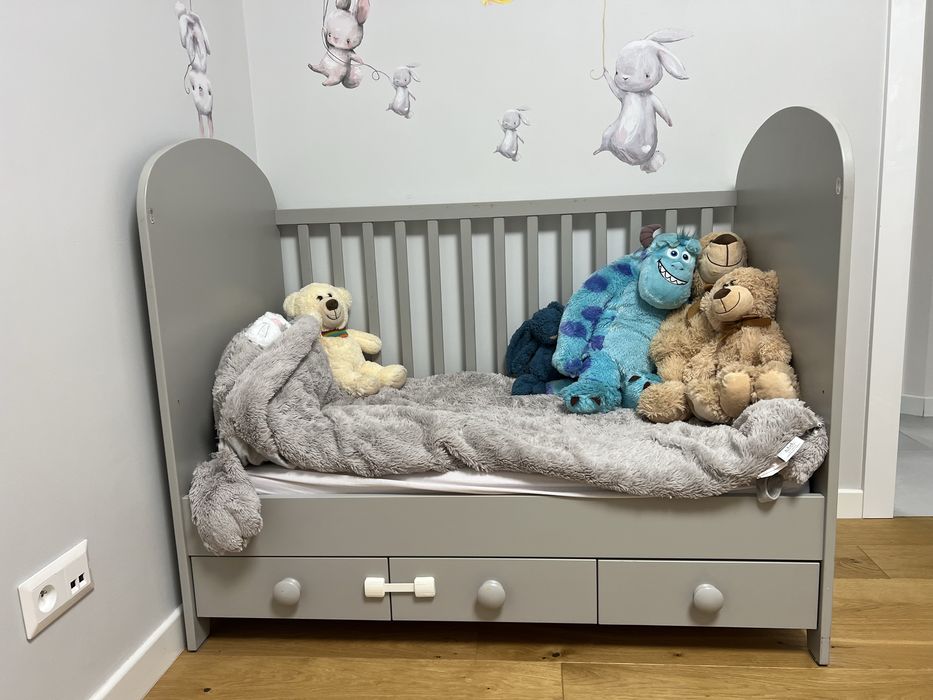 Łóżeczko dziecięce z materacem 120 x 60 cm grubości 10cm z szufladami.