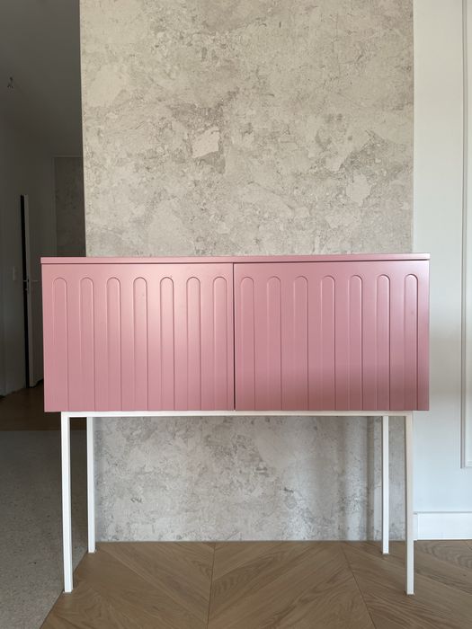 Komoda / konsola różowa z frezami