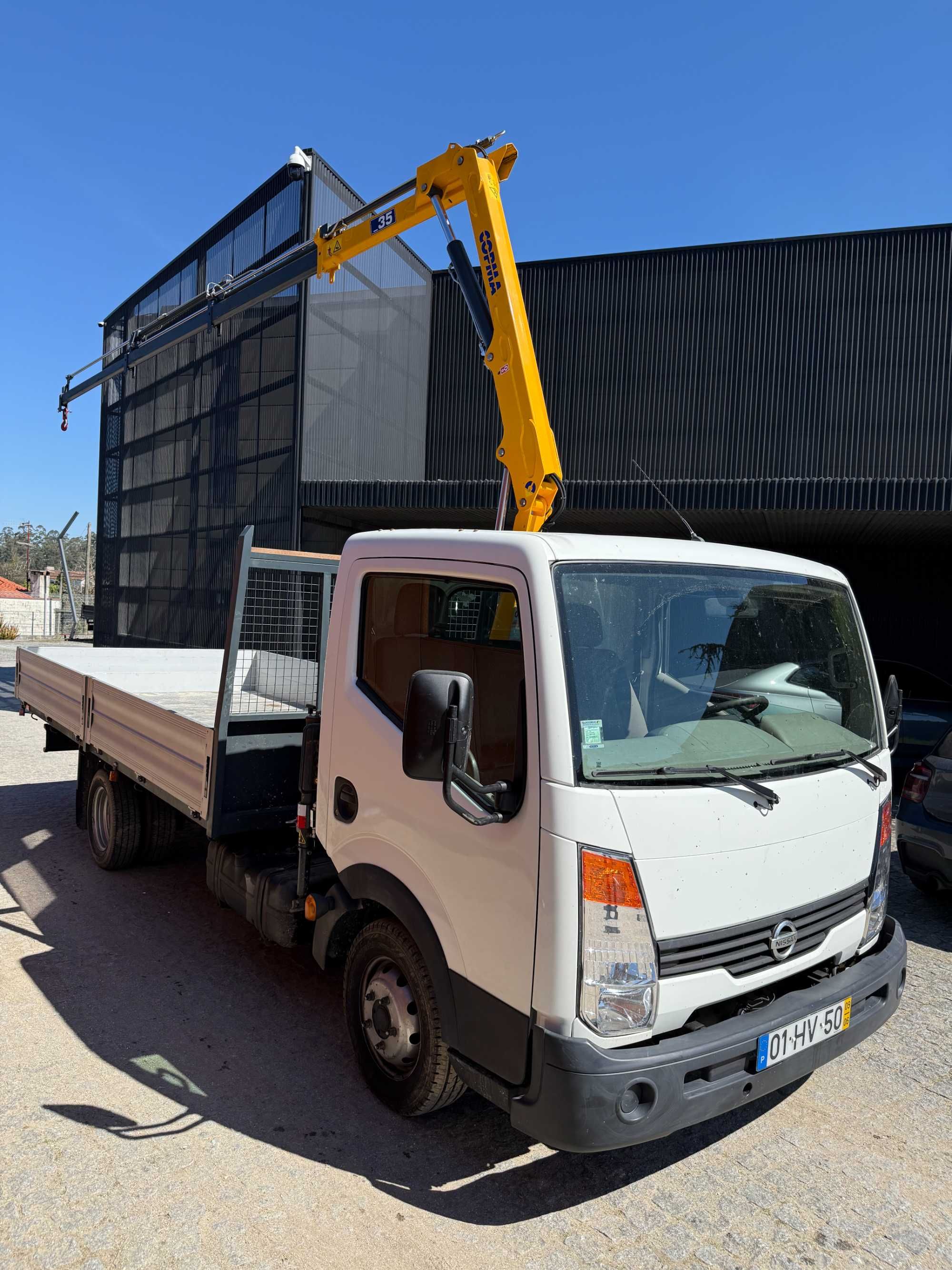 Nissan Cabstar com grua