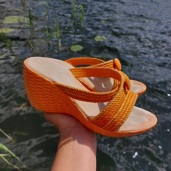 Pomarańczowe plecione klapki na koturnie 36