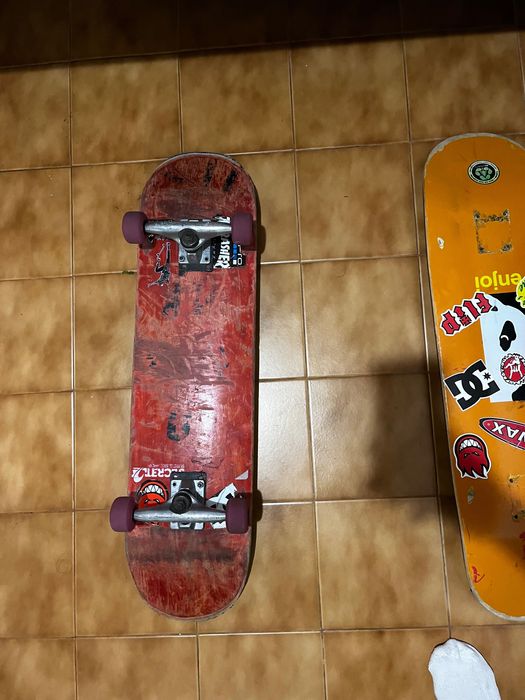 1 skate inteiro+ 1 deck e 4 rodinhas