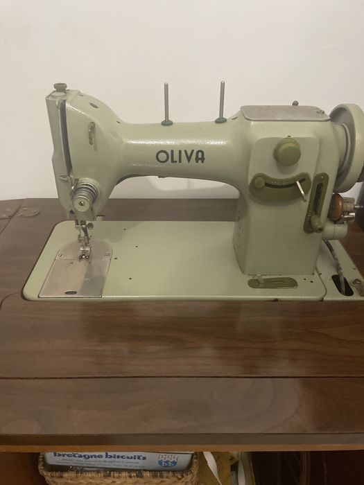 Maquina costura oliva