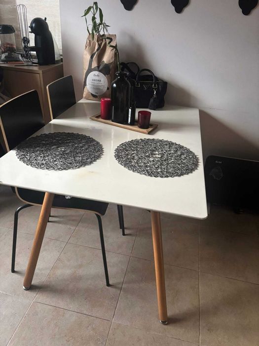 Mesa com marcas de uso