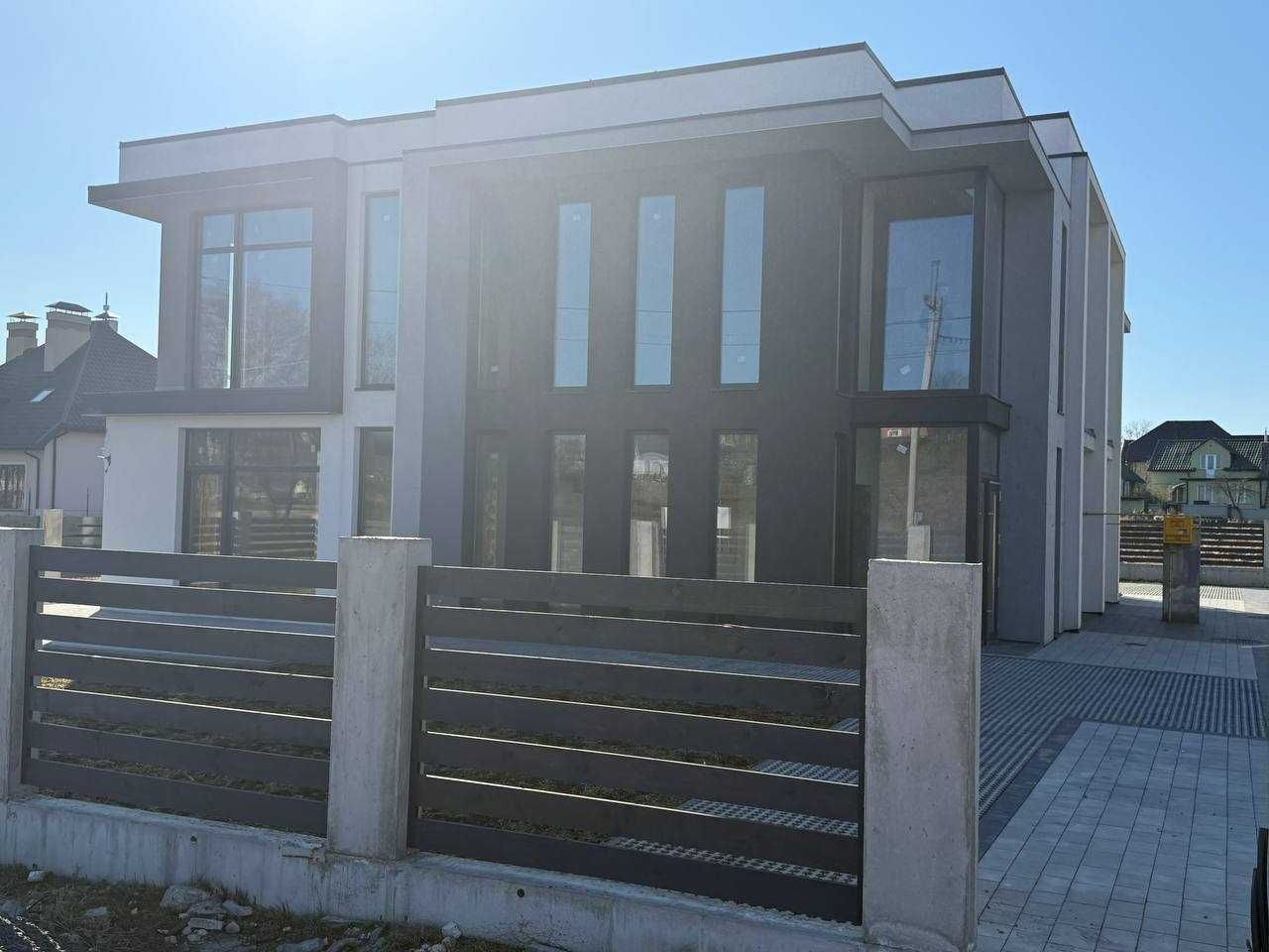 Продаж сучасних котеджів в Зубрі.