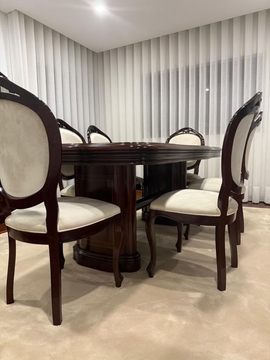 Mesa e cadeiras em veludo