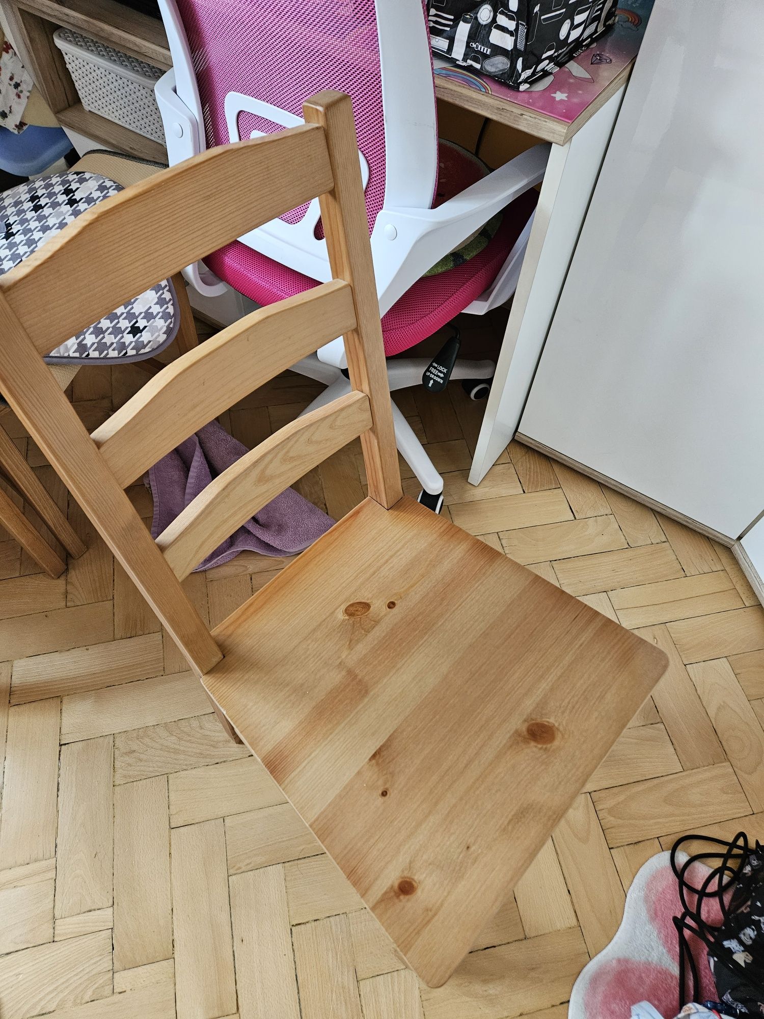 Zestaw stół plus trzy krzesła