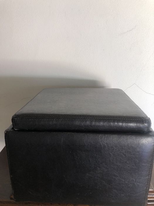 Puf de apoio a sofá castanho escuro