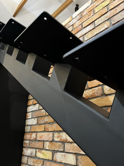 Schody na konstrukcji metalowej nowoczesne loft stalowe