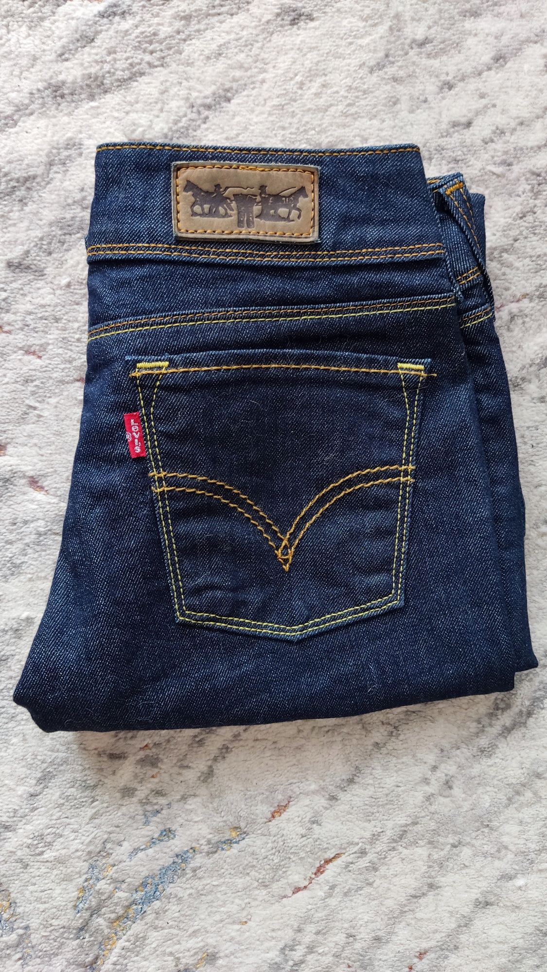 Piękne damskie Levi's y 3/4 długości Pas 76 cm ,stan idealny