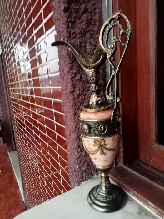 Ânfora antiga em latão e mármore