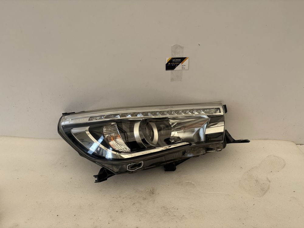 Toyota Hilux VIII 8 lampa prawy przód prawa przednia LED