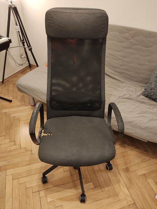 Fotel Markus czarny uszkodzony