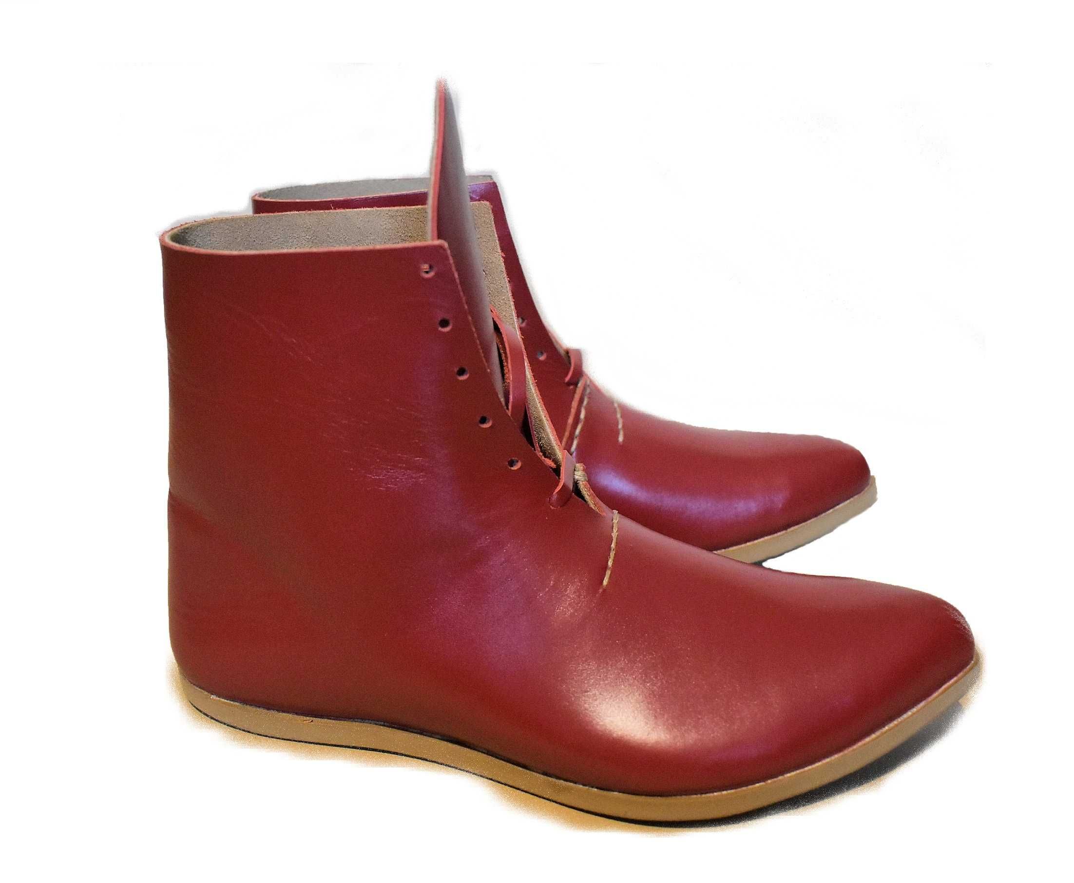 Buty z grubej naturalnej skóry.