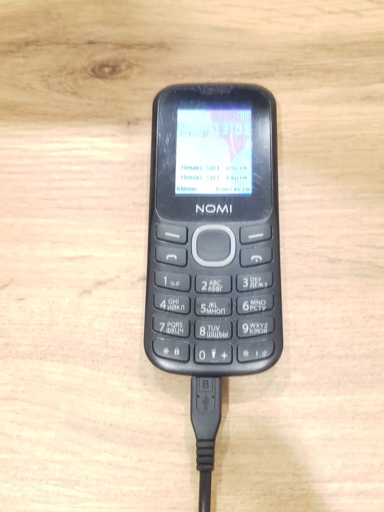 Мобильный телефон на две симкарты Nomi.
