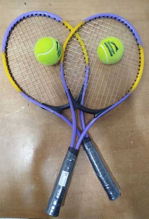 Набір тенісних ракеток.