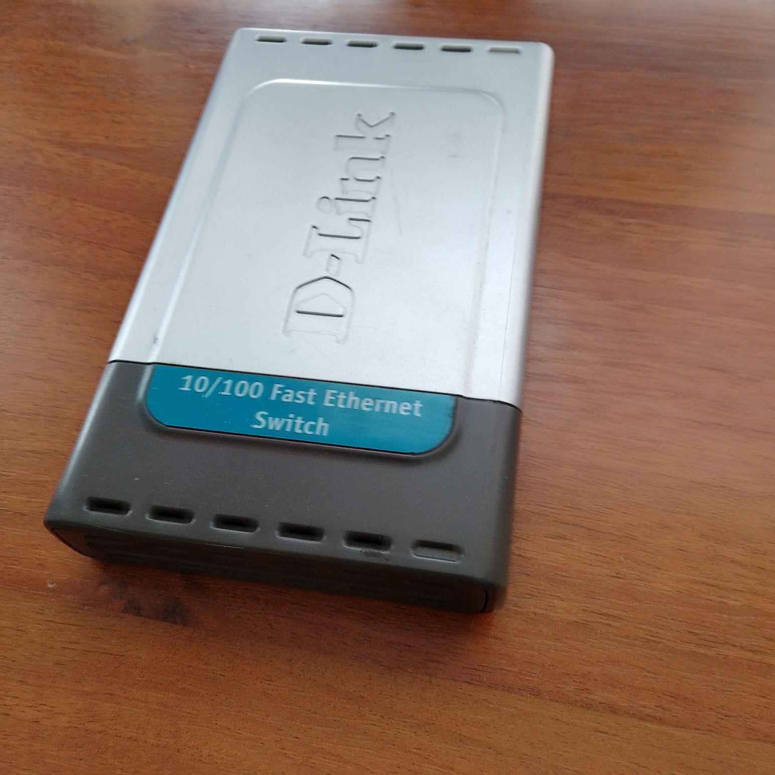 Модем D-link для интернета. Модель DES-1008D.