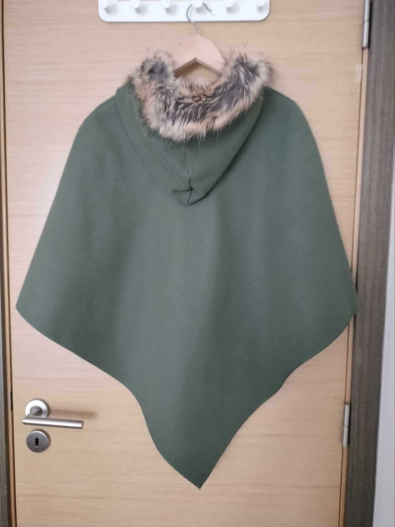 Poncho Verde com Capuz