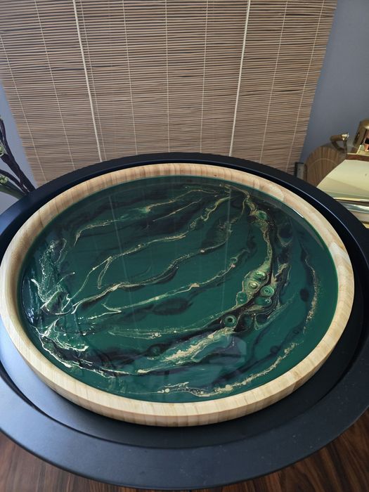 Drewniana taca z żywicą epoksydowa