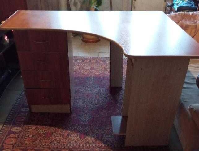 Комп'ютерний стіл