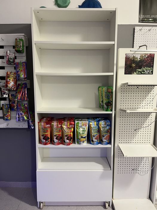 Estante branca com 1 gaveta