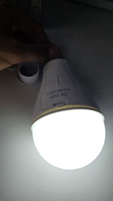 Світлодіодна лампа LED 20W Y-3920 на двох акумуляторах під цоколь E27