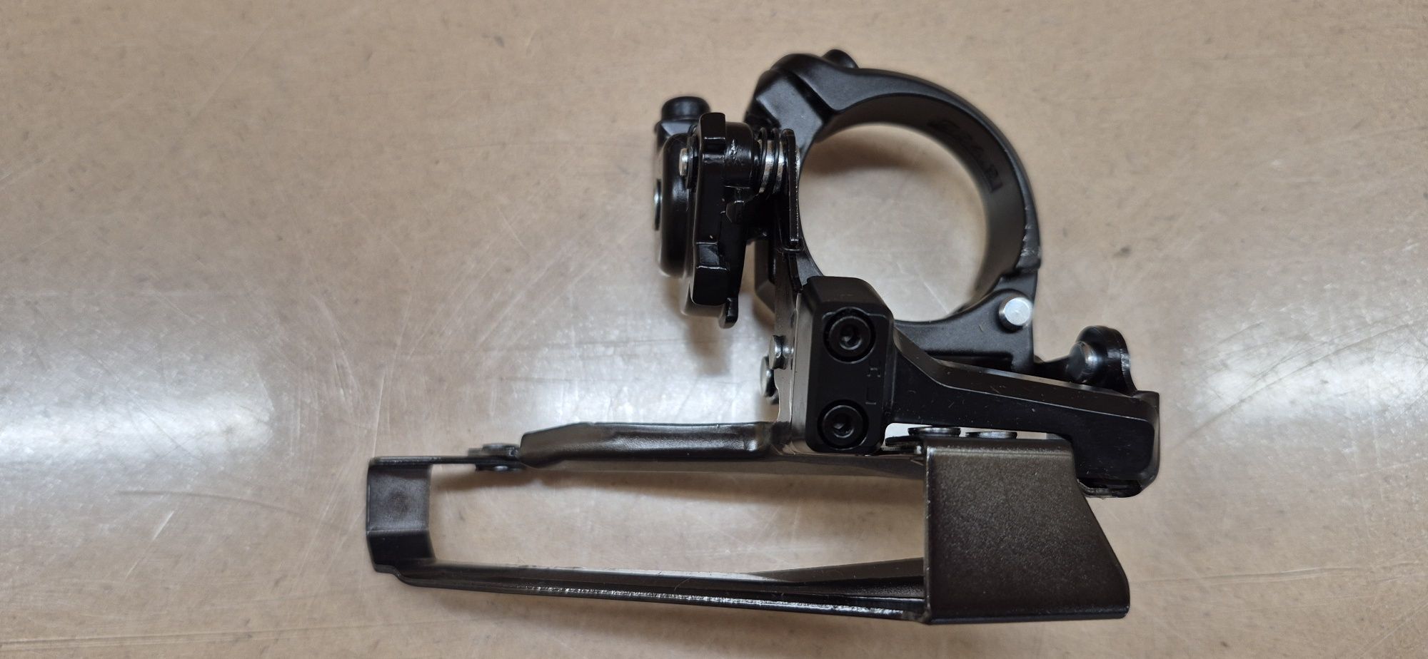 Nr1.  Przerzutka Shimano Cues FD-8010-L.