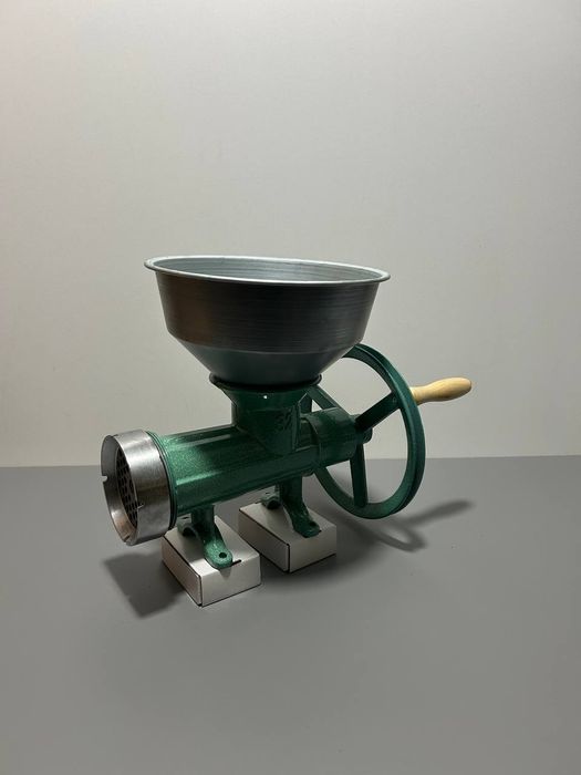 Чугунна м'ясорубка 32, промислова, ручна зі шківом під електродвигун.