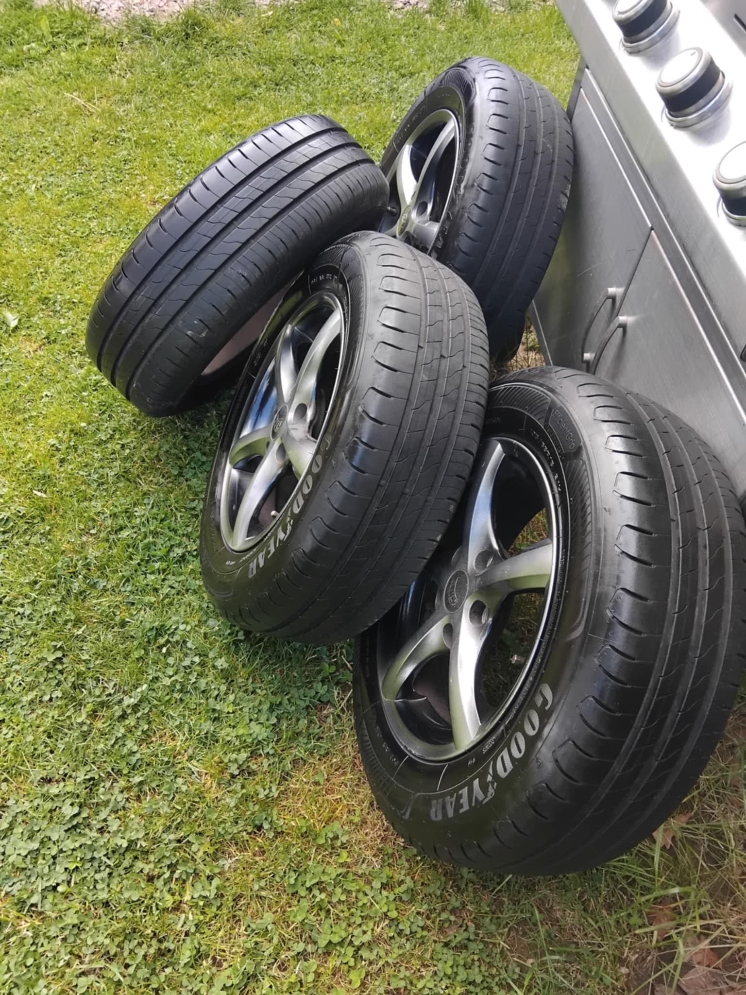 Opony  Good Year 195/65R15, rozstaw śrub 5x114,3