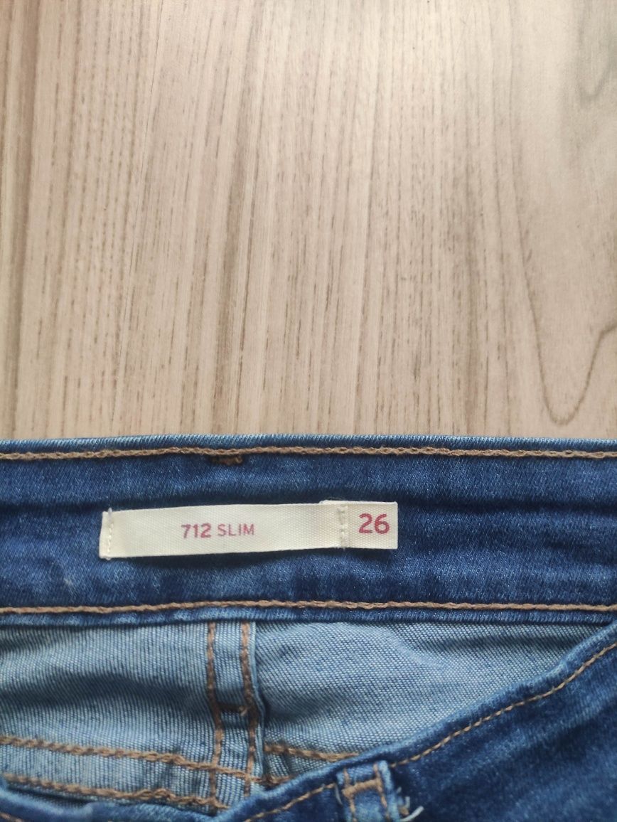 Levis jeansy r.26