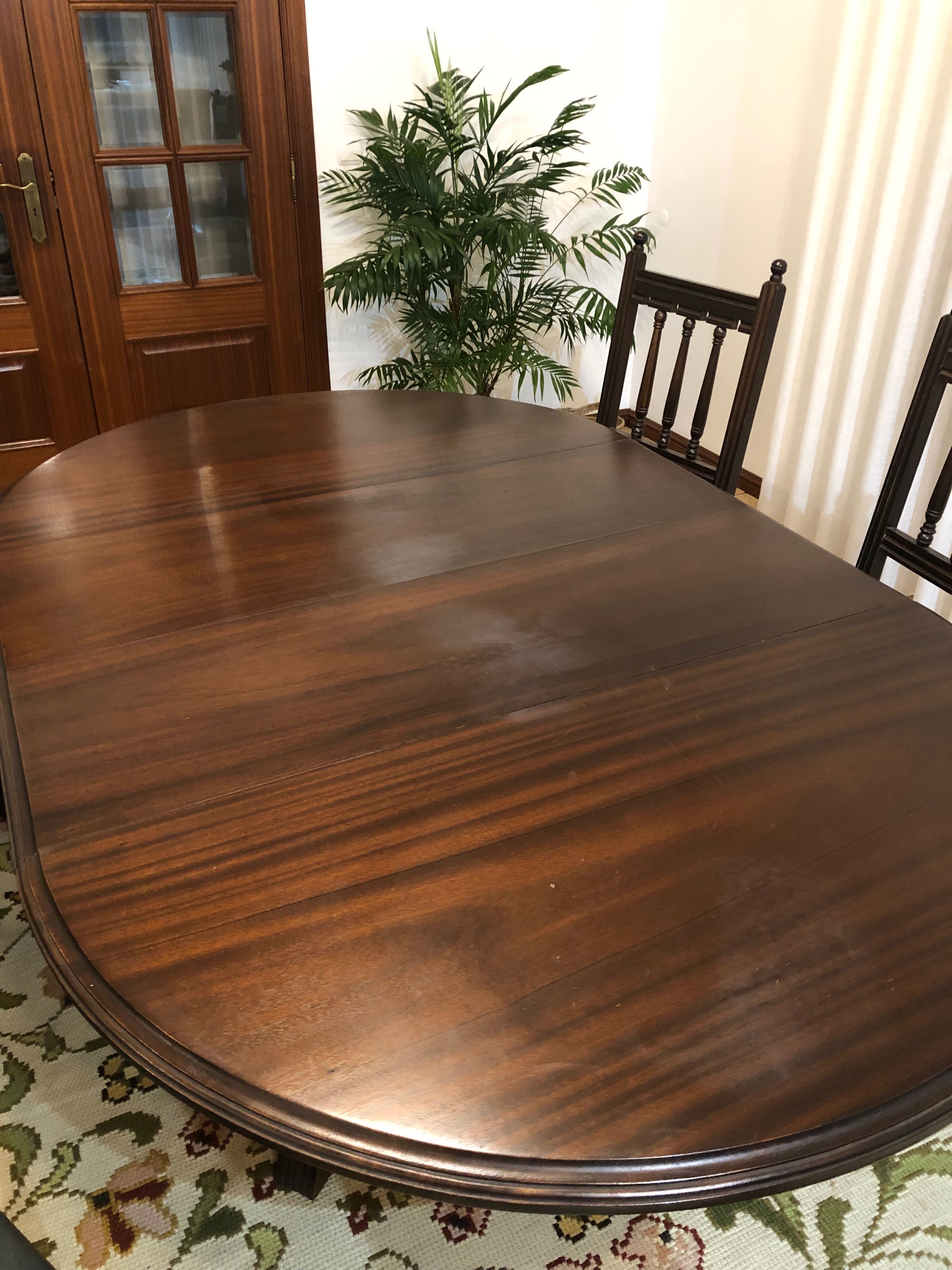 Conjunto de mesa e cadeiras