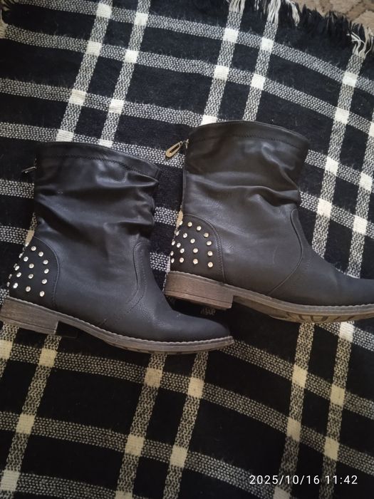 Віддам обувку на осінь.