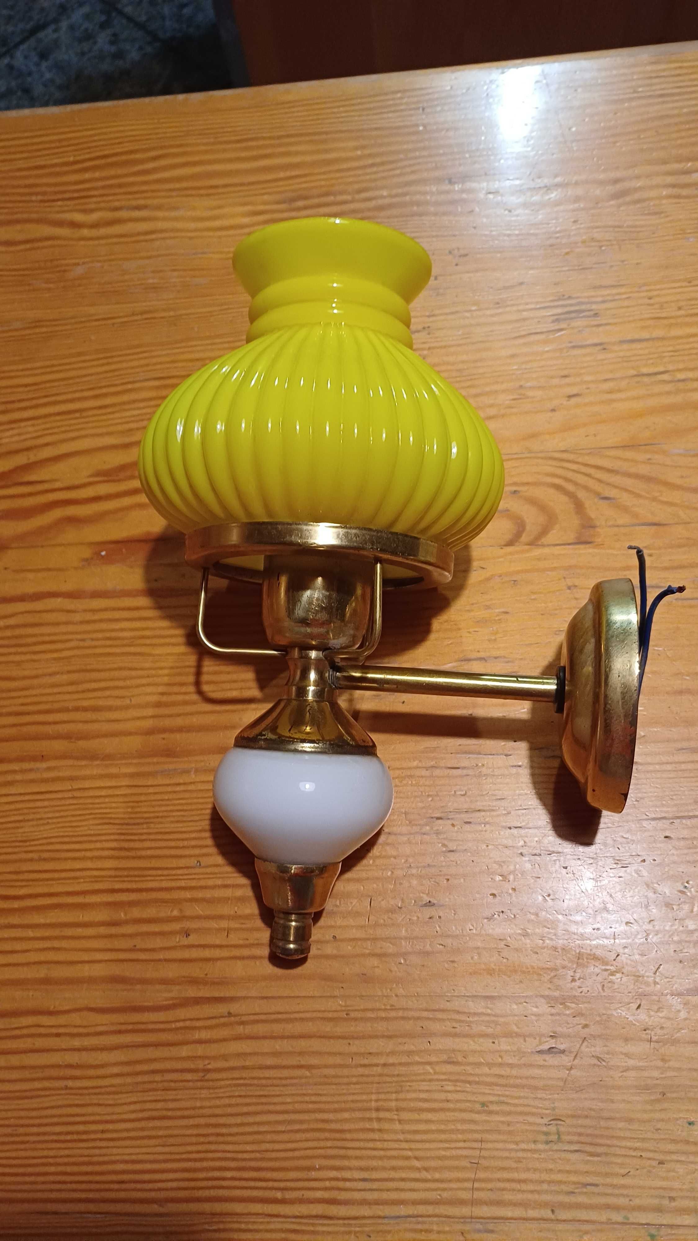 Lampa ścienna z roku 1980, mosiądz, szkło, porcelana