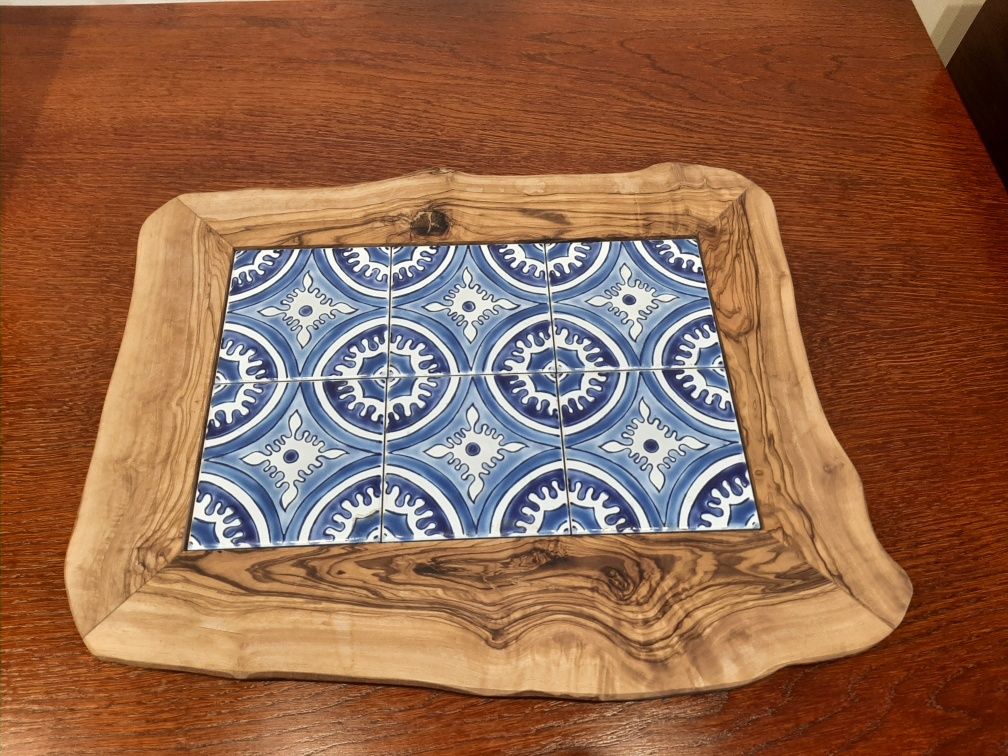 Deska z drewna oliwnego i płytek azulejos