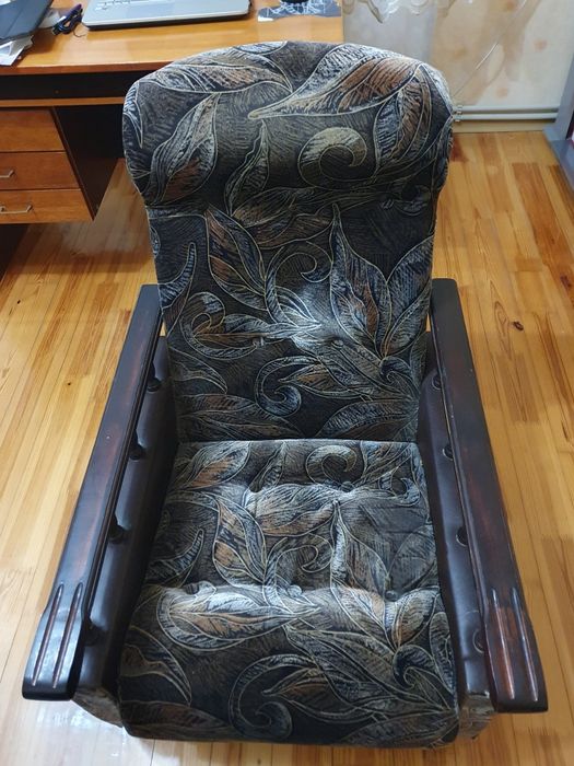 Диван розкладний з вставками з дуба та 2 кресла з ручками з дерева