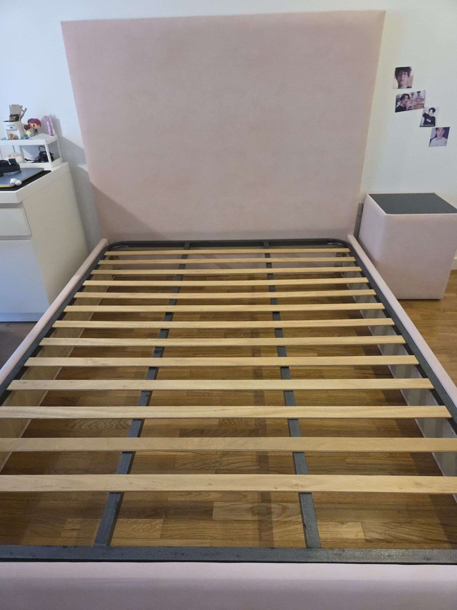 Cama, mesa de cabeceira e cadeira em veludo rosa
