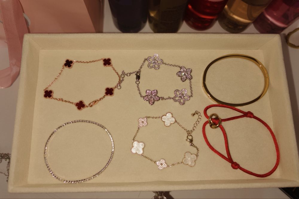 Органайзер для украшений с украшениями