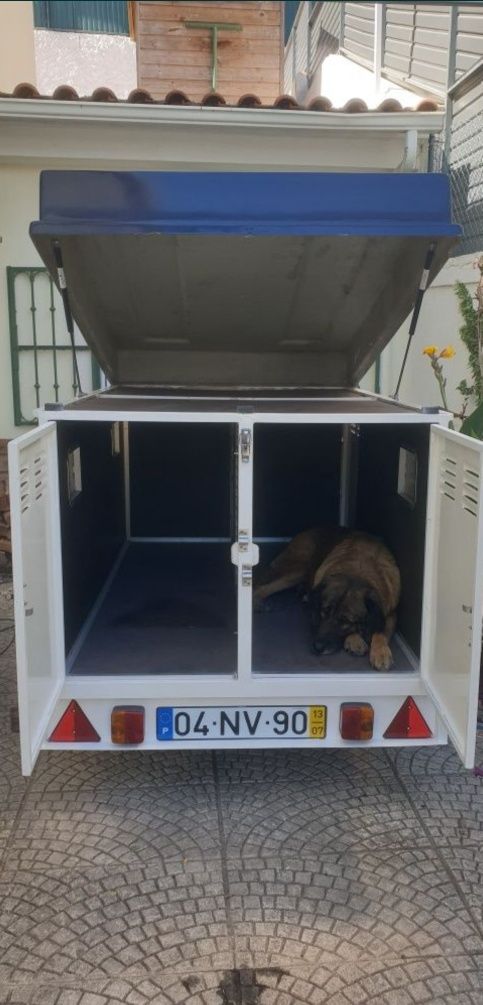 Atrelado para transporte de animais ou material