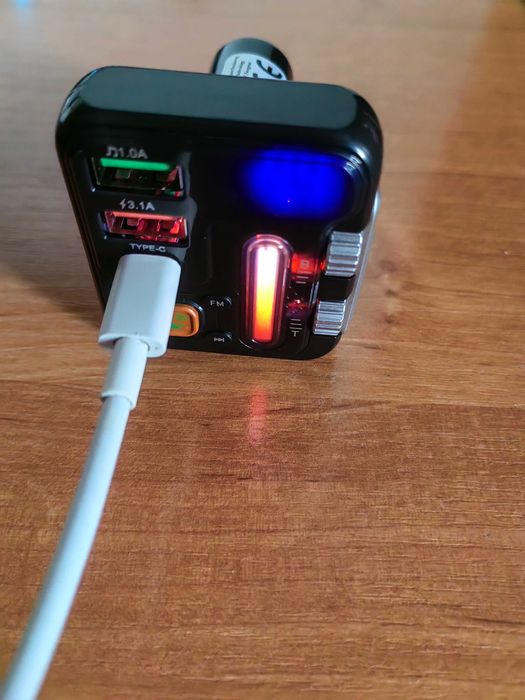 Bezprzewodowy Transmiter FM do Samochodu – Szybkie Ładowanie USB