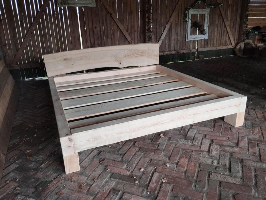 Ręcznie robione łóżko sosnowe 200x200 – naturalne drewno