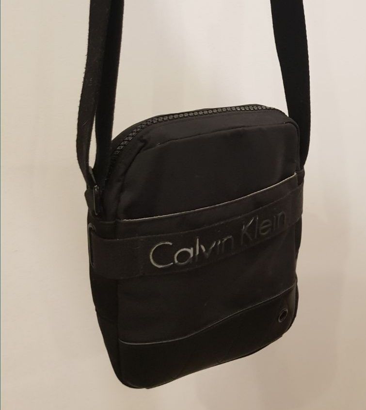 Torba na ramię firmy Calvin Klein czarna