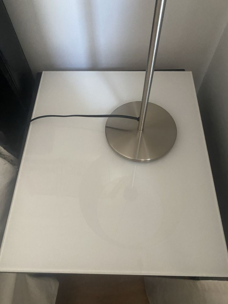 Quarto completo com colchao , comoda e mesa de cabeceira