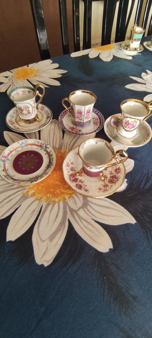 Conjunto 4 chávenas com pires + 1 pires porcelana Vintage Ohashi