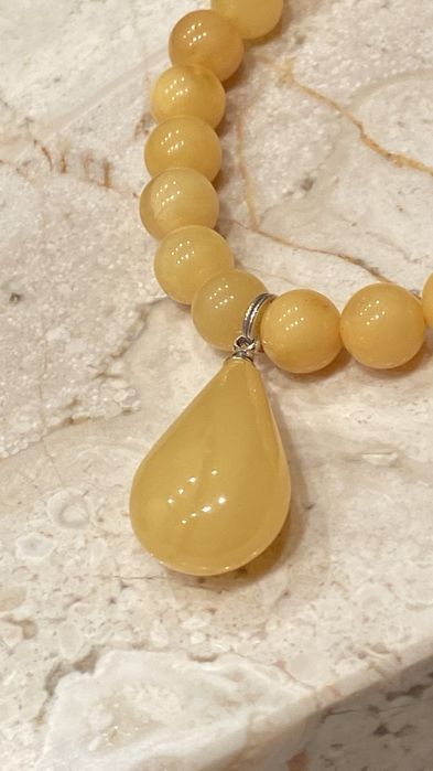 Bransoleta z bursztynu , kulka z zawieszką