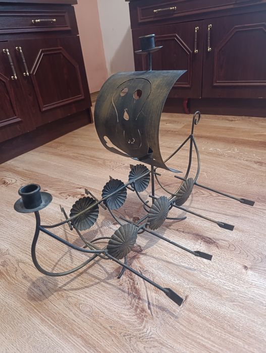 Świecznik piracki statek z metalu